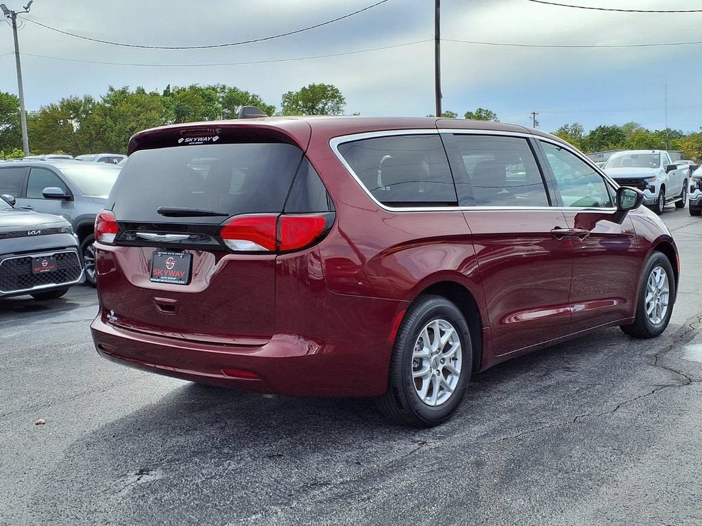 2023 Chrysler Voyager LX