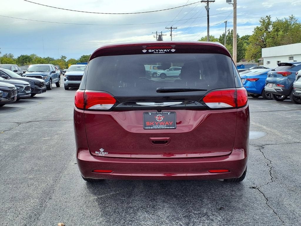2023 Chrysler Voyager LX