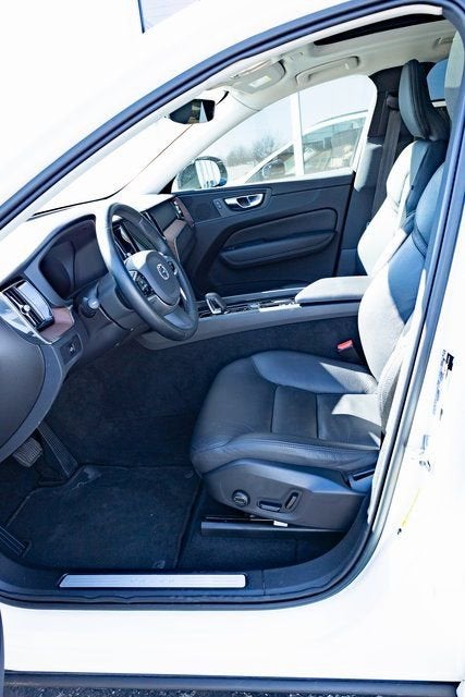 2023 Volvo XC60 Plus Dark Theme