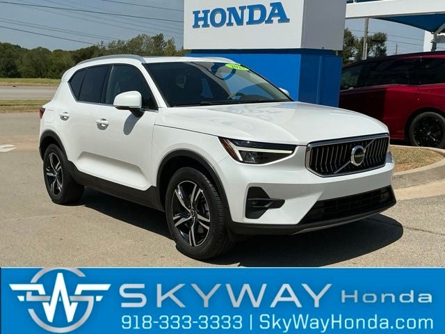 2023 Volvo XC40 B4 Plus Bright Theme