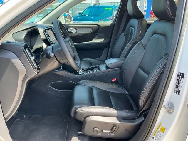 2023 Volvo XC40 B4 Plus Bright Theme