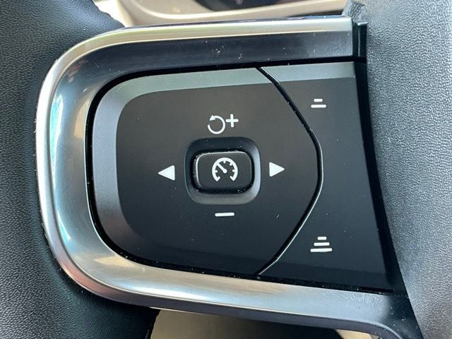 2023 Volvo XC40 B4 Plus Bright Theme