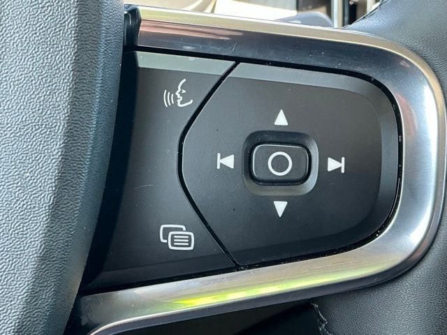 2023 Volvo XC40 B4 Plus Bright Theme