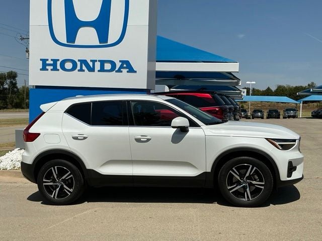 2023 Volvo XC40 B4 Plus Bright Theme