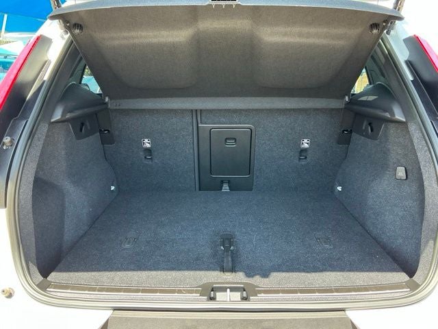2023 Volvo XC40 B4 Plus Bright Theme