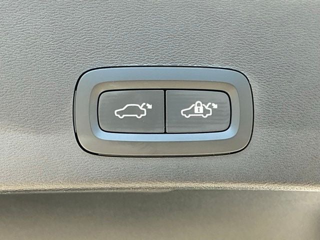 2023 Volvo XC40 B4 Plus Bright Theme
