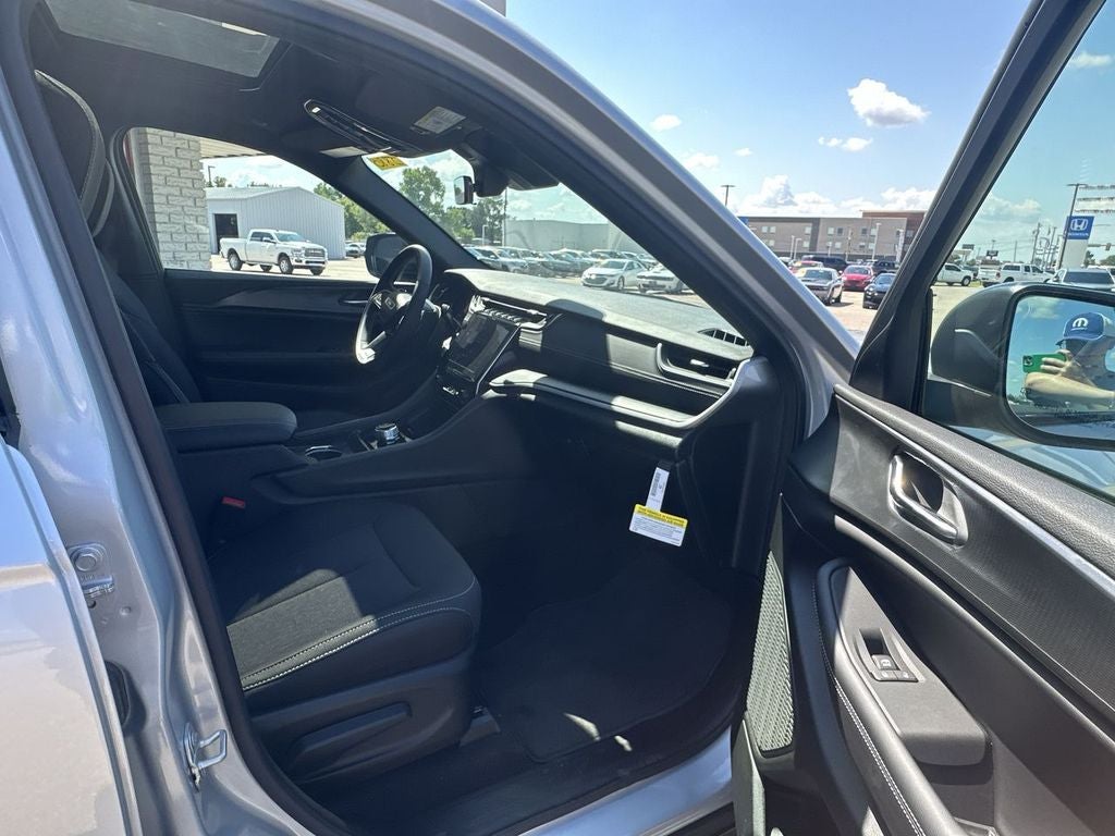 2025 Jeep Grand Cherokee GRAND CHEROKEE LAREDO X 4X2