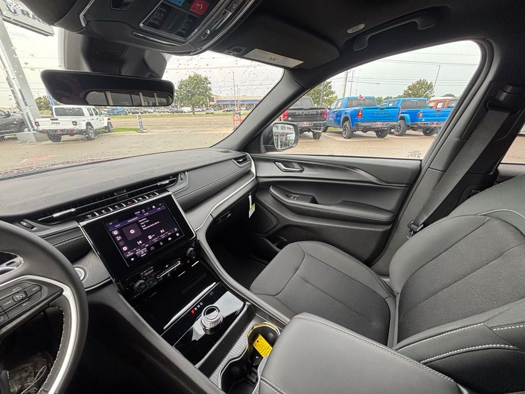 2025 Jeep Grand Cherokee GRAND CHEROKEE L LAREDO X 4X4